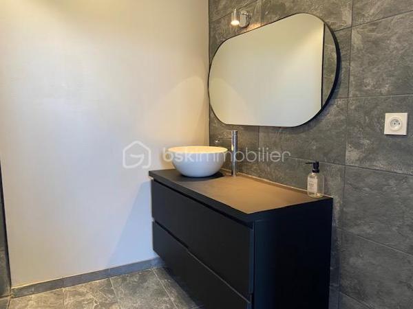 A quelques minutes à pied du centre ville de Pont-Audemer, venez découvrir cette maison avec son esprit LOFT.
Elle comprend au rez-de-chaussée un bel espace séjour ouvert sur la cuisine aménagée et équipée avec sa verrière, un espace buanderie et un wc indépendant. En demi niveau, un lumineux salon en mezzanine.
Au 1er étage: palier desservant une chambre avec sa salle d'eau, une 2ème chambre avec sa salle de douche et un dressing, un wc séparé. Au 2ème étage : palier desservant une chambre mansardée et une salle de bains avec wc.
Un espace extérieur avec son jardinet.
En copropriété mais sans vis à vis. Entièrement rénové. Belle hauteur de plafond.
Proche des écoles et commerces. Proximité des accès A13.
RARE A LA VENTE, A DECOUVRIR.