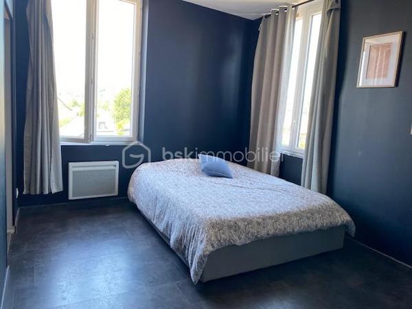 A quelques minutes à pied du centre ville de Pont-Audemer, venez découvrir cette maison avec son esprit LOFT.
Elle comprend au rez-de-chaussée un bel espace séjour ouvert sur la cuisine aménagée et équipée avec sa verrière, un espace buanderie et un wc indépendant. En demi niveau, un lumineux salon en mezzanine.
Au 1er étage: palier desservant une chambre avec sa salle d'eau, une 2ème chambre avec sa salle de douche et un dressing, un wc séparé. Au 2ème étage : palier desservant une chambre mansardée et une salle de bains avec wc.
Un espace extérieur avec son jardinet.
En copropriété mais sans vis à vis. Entièrement rénové. Belle hauteur de plafond.
Proche des écoles et commerces. Proximité des accès A13.
RARE A LA VENTE, A DECOUVRIR.