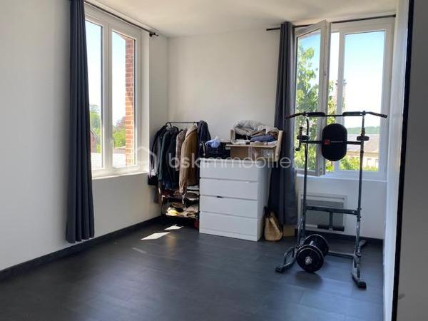 A quelques minutes à pied du centre ville de Pont-Audemer, venez découvrir cette maison avec son esprit LOFT.
Elle comprend au rez-de-chaussée un bel espace séjour ouvert sur la cuisine aménagée et équipée avec sa verrière, un espace buanderie et un wc indépendant. En demi niveau, un lumineux salon en mezzanine.
Au 1er étage: palier desservant une chambre avec sa salle d'eau, une 2ème chambre avec sa salle de douche et un dressing, un wc séparé. Au 2ème étage : palier desservant une chambre mansardée et une salle de bains avec wc.
Un espace extérieur avec son jardinet.
En copropriété mais sans vis à vis. Entièrement rénové. Belle hauteur de plafond.
Proche des écoles et commerces. Proximité des accès A13.
RARE A LA VENTE, A DECOUVRIR.