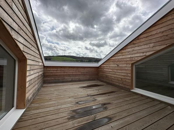 Superbe appartement atypique d'environ 110 m² au sol avec terrasse tropézienne