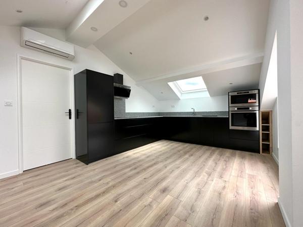Superbe appartement atypique d'environ 110 m² au sol avec terrasse tropézienne
