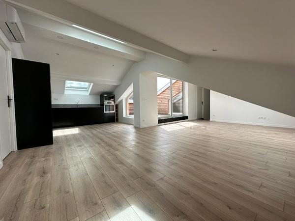 Superbe appartement atypique d'environ 110 m² au sol avec terrasse tropézienne