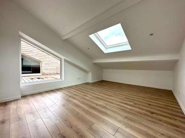 Superbe appartement atypique d'environ 110 m² au sol avec terrasse tropézienne