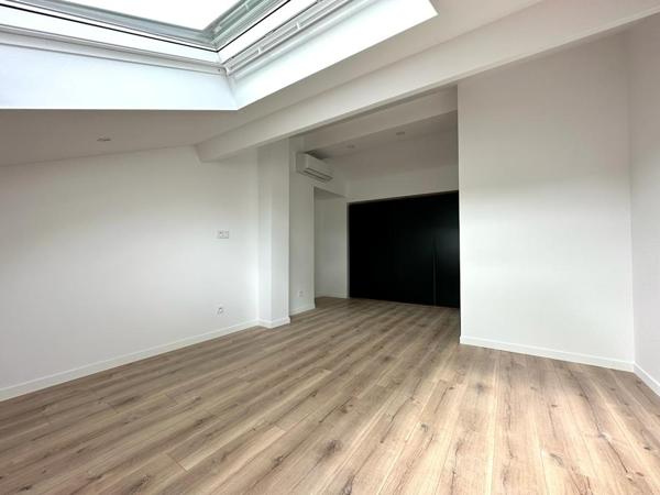 Superbe appartement atypique d'environ 110 m² au sol avec terrasse tropézienne