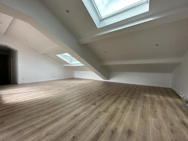 Superbe appartement atypique d'environ 110 m² au sol avec terrasse tropézienne