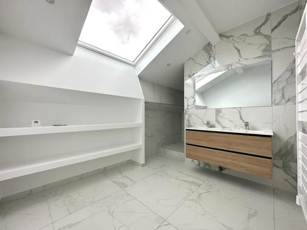 Superbe appartement atypique d'environ 110 m² au sol avec terrasse tropézienne