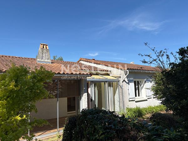 Maison plain-pied de 139m² à vendre à Bressuire, proche écoles et commodités