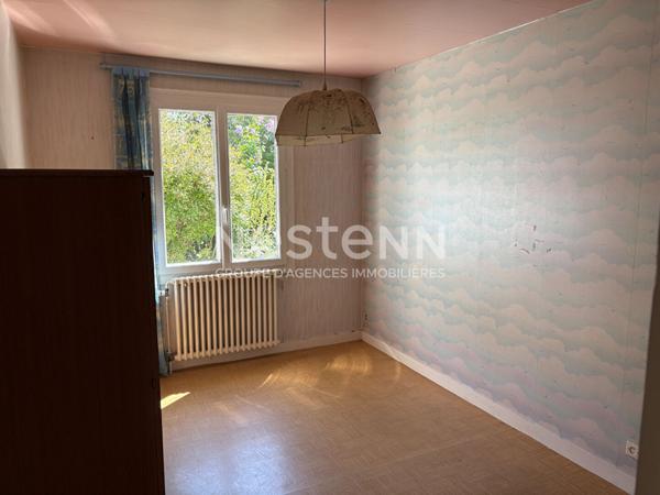 Maison plain-pied de 139m² à vendre à Bressuire, proche écoles et commodités