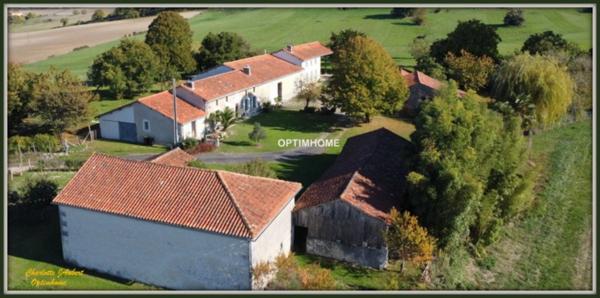 Grand corps de ferme plein de charme, proche de MONTMOREAU SAINT CYBARD (16)