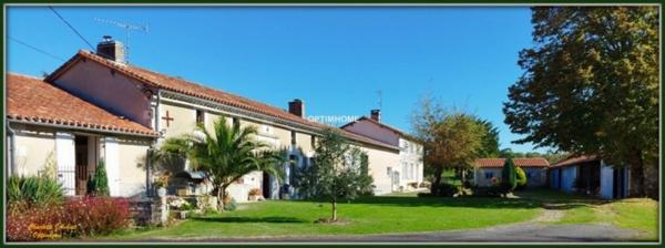 Grand corps de ferme plein de charme, proche de MONTMOREAU SAINT CYBARD (16)