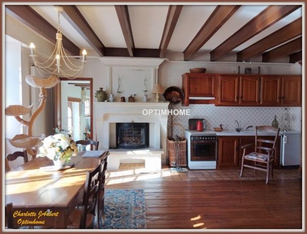 Grand corps de ferme plein de charme, proche de MONTMOREAU SAINT CYBARD (16)