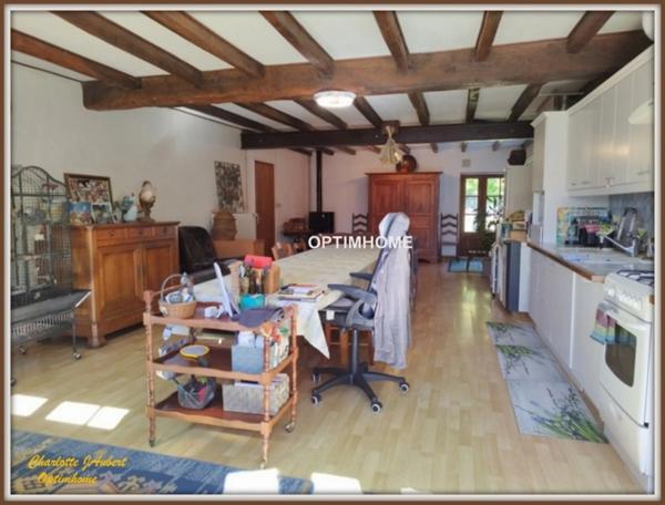 Grand corps de ferme plein de charme, proche de MONTMOREAU SAINT CYBARD (16)