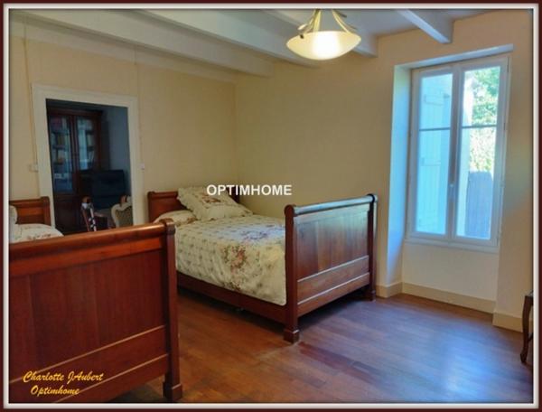 Grand corps de ferme plein de charme, proche de MONTMOREAU SAINT CYBARD (16)