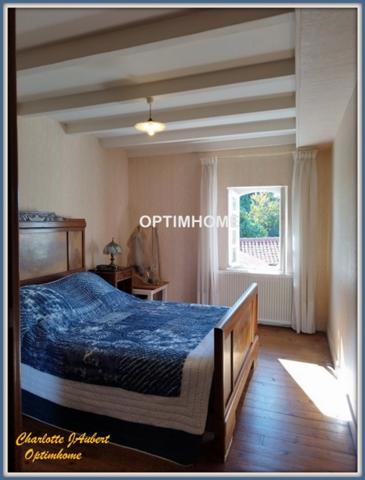 Grand corps de ferme plein de charme, proche de MONTMOREAU SAINT CYBARD (16)