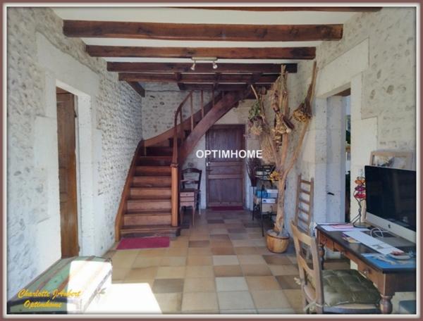 Grand corps de ferme plein de charme, proche de MONTMOREAU SAINT CYBARD (16)