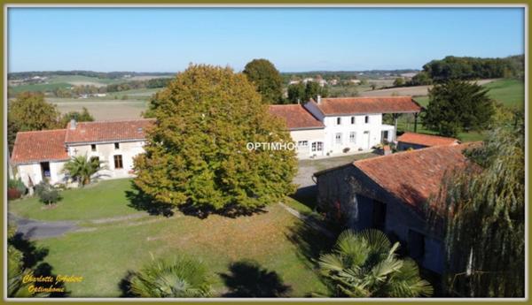 Grand corps de ferme plein de charme, proche de MONTMOREAU SAINT CYBARD (16)