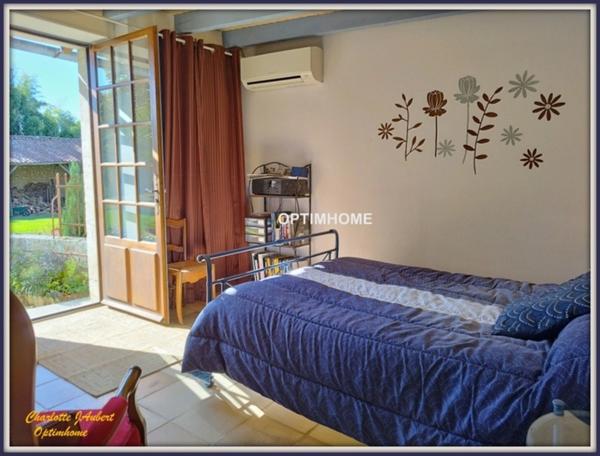 Grand corps de ferme plein de charme, proche de MONTMOREAU SAINT CYBARD (16)