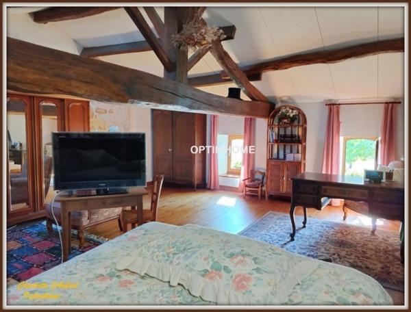 Grand corps de ferme plein de charme, proche de MONTMOREAU SAINT CYBARD (16)