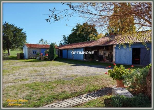 Grand corps de ferme plein de charme, proche de MONTMOREAU SAINT CYBARD (16)