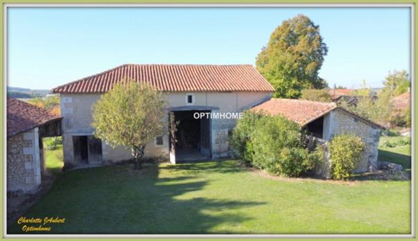 Grand corps de ferme plein de charme, proche de MONTMOREAU SAINT CYBARD (16)