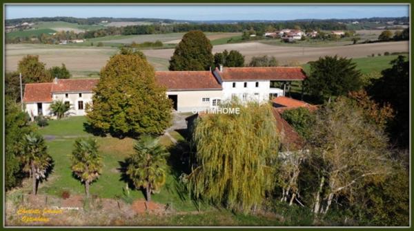 Grand corps de ferme plein de charme, proche de MONTMOREAU SAINT CYBARD (16)