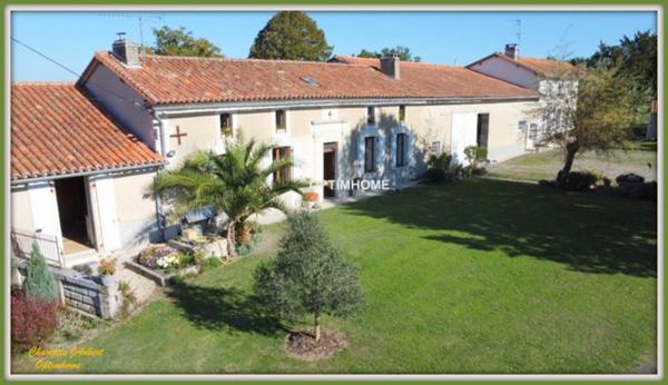 Grand corps de ferme plein de charme, proche de MONTMOREAU SAINT CYBARD (16)