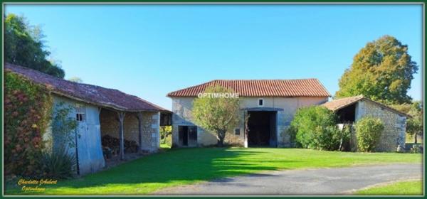Grand corps de ferme plein de charme, proche de MONTMOREAU SAINT CYBARD (16)