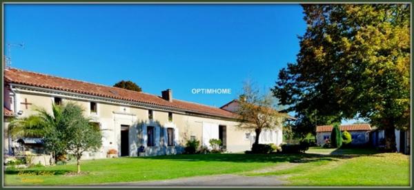 Grand corps de ferme plein de charme, proche de MONTMOREAU SAINT CYBARD (16)