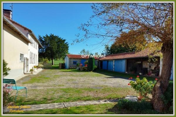 Grand corps de ferme plein de charme, proche de MONTMOREAU SAINT CYBARD (16)