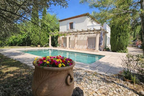 Votre conseillère Fabienne RIGAUD Bskimmobilier vous propose de découvrir cette magnifique maison familiale spacieuse et confortable d'environ 210 m², implantée sur un superbe terrain arboré de plus de 3000 m², avec piscine, garage et abris voiture.

Dès l'entrée, vous serez séduit par un vaste séjour lumineux, donnant sur une terrasse avec piscine, ainsi qu'une grande cuisine indépendante fonctionnelle.

La partie nuit se compose de :
Au rez de chaussé une chambre, une salle d'eau, wc avec lave main, un second salon, facilement aménageable en 6ᵉ chambre, bureau ou salle de jeux, offre un véritable potentiel d'évolution. Et un accès direct au garage.

A l'étage :
3 chambres, dont 2 avec terrasse privative,
une suite parentale avec salle de bain et sa propre terrasse.
Encore une salle d'eau, et un wc séparé avec lave main.

À l'extérieur, vous profiterez d'un magnifique terrain de plus de 3000 m² agrémenté d'une piscine, d'un abris voiture.
Un garage de 21 m² vient compléter les prestations de cette propriété.

Les plus de cette maison

✔ Maison familiale de 210 m²
✔ Terrain de 3 000m²
✔ Piscine
✔ Grand séjour lumineux
✔ Cuisine indépendante
✔ Jusqu'à 6 chambres possibles
✔ Climatisation dans toutes les pièces
✔ Adoucisseur d'eau
✔ 3 salles de bains
✔ Garage de 21 m²

Cette propriété réunit espace, confort moderne et qualité de vie. Elle conviendra parfaitement à une grande famille ou à toute personne recherchant une maison aux beaux volumes dans un cadre privilégié.

Une visite s'impose pour découvrir tout le potentiel de cette belle propriété ! Contactez Fabienne au 06 60 81 38 06 ou f.rigaud@bskimmobilier.com