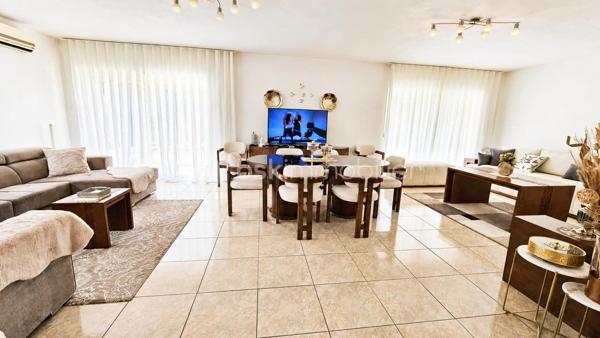 Votre conseillère Fabienne RIGAUD Bskimmobilier vous propose de découvrir cette magnifique maison familiale spacieuse et confortable d'environ 210 m², implantée sur un superbe terrain arboré de plus de 3000 m², avec piscine, garage et abris voiture.

Dès l'entrée, vous serez séduit par un vaste séjour lumineux, donnant sur une terrasse avec piscine, ainsi qu'une grande cuisine indépendante fonctionnelle.

La partie nuit se compose de :
Au rez de chaussé une chambre, une salle d'eau, wc avec lave main, un second salon, facilement aménageable en 6ᵉ chambre, bureau ou salle de jeux, offre un véritable potentiel d'évolution. Et un accès direct au garage.

A l'étage :
3 chambres, dont 2 avec terrasse privative,
une suite parentale avec salle de bain et sa propre terrasse.
Encore une salle d'eau, et un wc séparé avec lave main.

À l'extérieur, vous profiterez d'un magnifique terrain de plus de 3000 m² agrémenté d'une piscine, d'un abris voiture.
Un garage de 21 m² vient compléter les prestations de cette propriété.

Les plus de cette maison

✔ Maison familiale de 210 m²
✔ Terrain de 3 000m²
✔ Piscine
✔ Grand séjour lumineux
✔ Cuisine indépendante
✔ Jusqu'à 6 chambres possibles
✔ Climatisation dans toutes les pièces
✔ Adoucisseur d'eau
✔ 3 salles de bains
✔ Garage de 21 m²

Cette propriété réunit espace, confort moderne et qualité de vie. Elle conviendra parfaitement à une grande famille ou à toute personne recherchant une maison aux beaux volumes dans un cadre privilégié.

Une visite s'impose pour découvrir tout le potentiel de cette belle propriété ! Contactez Fabienne au 06 60 81 38 06 ou f.rigaud@bskimmobilier.com