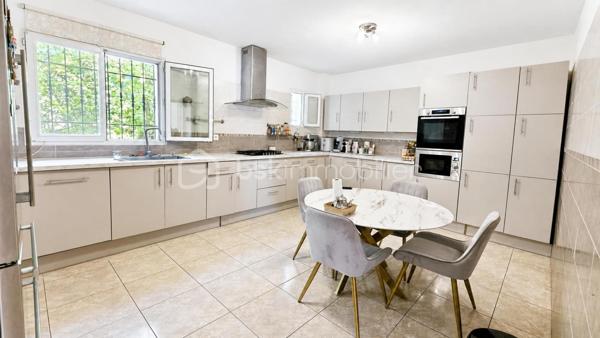 Votre conseillère Fabienne RIGAUD Bskimmobilier vous propose de découvrir cette magnifique maison familiale spacieuse et confortable d'environ 210 m², implantée sur un superbe terrain arboré de plus de 3000 m², avec piscine, garage et abris voiture.

Dès l'entrée, vous serez séduit par un vaste séjour lumineux, donnant sur une terrasse avec piscine, ainsi qu'une grande cuisine indépendante fonctionnelle.

La partie nuit se compose de :
Au rez de chaussé une chambre, une salle d'eau, wc avec lave main, un second salon, facilement aménageable en 6ᵉ chambre, bureau ou salle de jeux, offre un véritable potentiel d'évolution. Et un accès direct au garage.

A l'étage :
3 chambres, dont 2 avec terrasse privative,
une suite parentale avec salle de bain et sa propre terrasse.
Encore une salle d'eau, et un wc séparé avec lave main.

À l'extérieur, vous profiterez d'un magnifique terrain de plus de 3000 m² agrémenté d'une piscine, d'un abris voiture.
Un garage de 21 m² vient compléter les prestations de cette propriété.

Les plus de cette maison

✔ Maison familiale de 210 m²
✔ Terrain de 3 000m²
✔ Piscine
✔ Grand séjour lumineux
✔ Cuisine indépendante
✔ Jusqu'à 6 chambres possibles
✔ Climatisation dans toutes les pièces
✔ Adoucisseur d'eau
✔ 3 salles de bains
✔ Garage de 21 m²

Cette propriété réunit espace, confort moderne et qualité de vie. Elle conviendra parfaitement à une grande famille ou à toute personne recherchant une maison aux beaux volumes dans un cadre privilégié.

Une visite s'impose pour découvrir tout le potentiel de cette belle propriété ! Contactez Fabienne au 06 60 81 38 06 ou f.rigaud@bskimmobilier.com