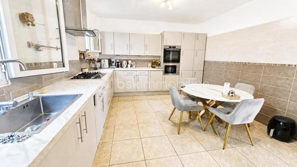 Votre conseillère Fabienne RIGAUD Bskimmobilier vous propose de découvrir cette magnifique maison familiale spacieuse et confortable d'environ 210 m², implantée sur un superbe terrain arboré de plus de 3000 m², avec piscine, garage et abris voiture.

Dès l'entrée, vous serez séduit par un vaste séjour lumineux, donnant sur une terrasse avec piscine, ainsi qu'une grande cuisine indépendante fonctionnelle.

La partie nuit se compose de :
Au rez de chaussé une chambre, une salle d'eau, wc avec lave main, un second salon, facilement aménageable en 6ᵉ chambre, bureau ou salle de jeux, offre un véritable potentiel d'évolution. Et un accès direct au garage.

A l'étage :
3 chambres, dont 2 avec terrasse privative,
une suite parentale avec salle de bain et sa propre terrasse.
Encore une salle d'eau, et un wc séparé avec lave main.

À l'extérieur, vous profiterez d'un magnifique terrain de plus de 3000 m² agrémenté d'une piscine, d'un abris voiture.
Un garage de 21 m² vient compléter les prestations de cette propriété.

Les plus de cette maison

✔ Maison familiale de 210 m²
✔ Terrain de 3 000m²
✔ Piscine
✔ Grand séjour lumineux
✔ Cuisine indépendante
✔ Jusqu'à 6 chambres possibles
✔ Climatisation dans toutes les pièces
✔ Adoucisseur d'eau
✔ 3 salles de bains
✔ Garage de 21 m²

Cette propriété réunit espace, confort moderne et qualité de vie. Elle conviendra parfaitement à une grande famille ou à toute personne recherchant une maison aux beaux volumes dans un cadre privilégié.

Une visite s'impose pour découvrir tout le potentiel de cette belle propriété ! Contactez Fabienne au 06 60 81 38 06 ou f.rigaud@bskimmobilier.com