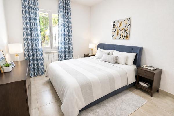 Votre conseillère Fabienne RIGAUD Bskimmobilier vous propose de découvrir cette magnifique maison familiale spacieuse et confortable d'environ 210 m², implantée sur un superbe terrain arboré de plus de 3000 m², avec piscine, garage et abris voiture.

Dès l'entrée, vous serez séduit par un vaste séjour lumineux, donnant sur une terrasse avec piscine, ainsi qu'une grande cuisine indépendante fonctionnelle.

La partie nuit se compose de :
Au rez de chaussé une chambre, une salle d'eau, wc avec lave main, un second salon, facilement aménageable en 6ᵉ chambre, bureau ou salle de jeux, offre un véritable potentiel d'évolution. Et un accès direct au garage.

A l'étage :
3 chambres, dont 2 avec terrasse privative,
une suite parentale avec salle de bain et sa propre terrasse.
Encore une salle d'eau, et un wc séparé avec lave main.

À l'extérieur, vous profiterez d'un magnifique terrain de plus de 3000 m² agrémenté d'une piscine, d'un abris voiture.
Un garage de 21 m² vient compléter les prestations de cette propriété.

Les plus de cette maison

✔ Maison familiale de 210 m²
✔ Terrain de 3 000m²
✔ Piscine
✔ Grand séjour lumineux
✔ Cuisine indépendante
✔ Jusqu'à 6 chambres possibles
✔ Climatisation dans toutes les pièces
✔ Adoucisseur d'eau
✔ 3 salles de bains
✔ Garage de 21 m²

Cette propriété réunit espace, confort moderne et qualité de vie. Elle conviendra parfaitement à une grande famille ou à toute personne recherchant une maison aux beaux volumes dans un cadre privilégié.

Une visite s'impose pour découvrir tout le potentiel de cette belle propriété ! Contactez Fabienne au 06 60 81 38 06 ou f.rigaud@bskimmobilier.com