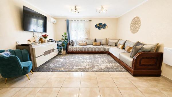 Votre conseillère Fabienne RIGAUD Bskimmobilier vous propose de découvrir cette magnifique maison familiale spacieuse et confortable d'environ 210 m², implantée sur un superbe terrain arboré de plus de 3000 m², avec piscine, garage et abris voiture.

Dès l'entrée, vous serez séduit par un vaste séjour lumineux, donnant sur une terrasse avec piscine, ainsi qu'une grande cuisine indépendante fonctionnelle.

La partie nuit se compose de :
Au rez de chaussé une chambre, une salle d'eau, wc avec lave main, un second salon, facilement aménageable en 6ᵉ chambre, bureau ou salle de jeux, offre un véritable potentiel d'évolution. Et un accès direct au garage.

A l'étage :
3 chambres, dont 2 avec terrasse privative,
une suite parentale avec salle de bain et sa propre terrasse.
Encore une salle d'eau, et un wc séparé avec lave main.

À l'extérieur, vous profiterez d'un magnifique terrain de plus de 3000 m² agrémenté d'une piscine, d'un abris voiture.
Un garage de 21 m² vient compléter les prestations de cette propriété.

Les plus de cette maison

✔ Maison familiale de 210 m²
✔ Terrain de 3 000m²
✔ Piscine
✔ Grand séjour lumineux
✔ Cuisine indépendante
✔ Jusqu'à 6 chambres possibles
✔ Climatisation dans toutes les pièces
✔ Adoucisseur d'eau
✔ 3 salles de bains
✔ Garage de 21 m²

Cette propriété réunit espace, confort moderne et qualité de vie. Elle conviendra parfaitement à une grande famille ou à toute personne recherchant une maison aux beaux volumes dans un cadre privilégié.

Une visite s'impose pour découvrir tout le potentiel de cette belle propriété ! Contactez Fabienne au 06 60 81 38 06 ou f.rigaud@bskimmobilier.com