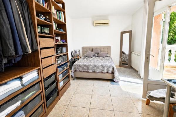 Votre conseillère Fabienne RIGAUD Bskimmobilier vous propose de découvrir cette magnifique maison familiale spacieuse et confortable d'environ 210 m², implantée sur un superbe terrain arboré de plus de 3000 m², avec piscine, garage et abris voiture.

Dès l'entrée, vous serez séduit par un vaste séjour lumineux, donnant sur une terrasse avec piscine, ainsi qu'une grande cuisine indépendante fonctionnelle.

La partie nuit se compose de :
Au rez de chaussé une chambre, une salle d'eau, wc avec lave main, un second salon, facilement aménageable en 6ᵉ chambre, bureau ou salle de jeux, offre un véritable potentiel d'évolution. Et un accès direct au garage.

A l'étage :
3 chambres, dont 2 avec terrasse privative,
une suite parentale avec salle de bain et sa propre terrasse.
Encore une salle d'eau, et un wc séparé avec lave main.

À l'extérieur, vous profiterez d'un magnifique terrain de plus de 3000 m² agrémenté d'une piscine, d'un abris voiture.
Un garage de 21 m² vient compléter les prestations de cette propriété.

Les plus de cette maison

✔ Maison familiale de 210 m²
✔ Terrain de 3 000m²
✔ Piscine
✔ Grand séjour lumineux
✔ Cuisine indépendante
✔ Jusqu'à 6 chambres possibles
✔ Climatisation dans toutes les pièces
✔ Adoucisseur d'eau
✔ 3 salles de bains
✔ Garage de 21 m²

Cette propriété réunit espace, confort moderne et qualité de vie. Elle conviendra parfaitement à une grande famille ou à toute personne recherchant une maison aux beaux volumes dans un cadre privilégié.

Une visite s'impose pour découvrir tout le potentiel de cette belle propriété ! Contactez Fabienne au 06 60 81 38 06 ou f.rigaud@bskimmobilier.com