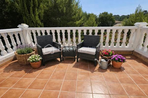 Votre conseillère Fabienne RIGAUD Bskimmobilier vous propose de découvrir cette magnifique maison familiale spacieuse et confortable d'environ 210 m², implantée sur un superbe terrain arboré de plus de 3000 m², avec piscine, garage et abris voiture.

Dès l'entrée, vous serez séduit par un vaste séjour lumineux, donnant sur une terrasse avec piscine, ainsi qu'une grande cuisine indépendante fonctionnelle.

La partie nuit se compose de :
Au rez de chaussé une chambre, une salle d'eau, wc avec lave main, un second salon, facilement aménageable en 6ᵉ chambre, bureau ou salle de jeux, offre un véritable potentiel d'évolution. Et un accès direct au garage.

A l'étage :
3 chambres, dont 2 avec terrasse privative,
une suite parentale avec salle de bain et sa propre terrasse.
Encore une salle d'eau, et un wc séparé avec lave main.

À l'extérieur, vous profiterez d'un magnifique terrain de plus de 3000 m² agrémenté d'une piscine, d'un abris voiture.
Un garage de 21 m² vient compléter les prestations de cette propriété.

Les plus de cette maison

✔ Maison familiale de 210 m²
✔ Terrain de 3 000m²
✔ Piscine
✔ Grand séjour lumineux
✔ Cuisine indépendante
✔ Jusqu'à 6 chambres possibles
✔ Climatisation dans toutes les pièces
✔ Adoucisseur d'eau
✔ 3 salles de bains
✔ Garage de 21 m²

Cette propriété réunit espace, confort moderne et qualité de vie. Elle conviendra parfaitement à une grande famille ou à toute personne recherchant une maison aux beaux volumes dans un cadre privilégié.

Une visite s'impose pour découvrir tout le potentiel de cette belle propriété ! Contactez Fabienne au 06 60 81 38 06 ou f.rigaud@bskimmobilier.com