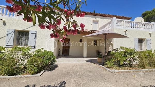 Votre conseillère Fabienne RIGAUD Bskimmobilier vous propose de découvrir cette magnifique maison familiale spacieuse et confortable d'environ 210 m², implantée sur un superbe terrain arboré de plus de 3000 m², avec piscine, garage et abris voiture.

Dès l'entrée, vous serez séduit par un vaste séjour lumineux, donnant sur une terrasse avec piscine, ainsi qu'une grande cuisine indépendante fonctionnelle.

La partie nuit se compose de :
Au rez de chaussé une chambre, une salle d'eau, wc avec lave main, un second salon, facilement aménageable en 6ᵉ chambre, bureau ou salle de jeux, offre un véritable potentiel d'évolution. Et un accès direct au garage.

A l'étage :
3 chambres, dont 2 avec terrasse privative,
une suite parentale avec salle de bain et sa propre terrasse.
Encore une salle d'eau, et un wc séparé avec lave main.

À l'extérieur, vous profiterez d'un magnifique terrain de plus de 3000 m² agrémenté d'une piscine, d'un abris voiture.
Un garage de 21 m² vient compléter les prestations de cette propriété.

Les plus de cette maison

✔ Maison familiale de 210 m²
✔ Terrain de 3 000m²
✔ Piscine
✔ Grand séjour lumineux
✔ Cuisine indépendante
✔ Jusqu'à 6 chambres possibles
✔ Climatisation dans toutes les pièces
✔ Adoucisseur d'eau
✔ 3 salles de bains
✔ Garage de 21 m²

Cette propriété réunit espace, confort moderne et qualité de vie. Elle conviendra parfaitement à une grande famille ou à toute personne recherchant une maison aux beaux volumes dans un cadre privilégié.

Une visite s'impose pour découvrir tout le potentiel de cette belle propriété ! Contactez Fabienne au 06 60 81 38 06 ou f.rigaud@bskimmobilier.com