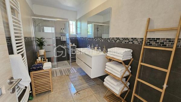 Votre conseillère Fabienne RIGAUD Bskimmobilier vous propose de découvrir cette magnifique maison familiale spacieuse et confortable d'environ 210 m², implantée sur un superbe terrain arboré de plus de 3000 m², avec piscine, garage et abris voiture.

Dès l'entrée, vous serez séduit par un vaste séjour lumineux, donnant sur une terrasse avec piscine, ainsi qu'une grande cuisine indépendante fonctionnelle.

La partie nuit se compose de :
Au rez de chaussé une chambre, une salle d'eau, wc avec lave main, un second salon, facilement aménageable en 6ᵉ chambre, bureau ou salle de jeux, offre un véritable potentiel d'évolution. Et un accès direct au garage.

A l'étage :
3 chambres, dont 2 avec terrasse privative,
une suite parentale avec salle de bain et sa propre terrasse.
Encore une salle d'eau, et un wc séparé avec lave main.

À l'extérieur, vous profiterez d'un magnifique terrain de plus de 3000 m² agrémenté d'une piscine, d'un abris voiture.
Un garage de 21 m² vient compléter les prestations de cette propriété.

Les plus de cette maison

✔ Maison familiale de 210 m²
✔ Terrain de 3 000m²
✔ Piscine
✔ Grand séjour lumineux
✔ Cuisine indépendante
✔ Jusqu'à 6 chambres possibles
✔ Climatisation dans toutes les pièces
✔ Adoucisseur d'eau
✔ 3 salles de bains
✔ Garage de 21 m²

Cette propriété réunit espace, confort moderne et qualité de vie. Elle conviendra parfaitement à une grande famille ou à toute personne recherchant une maison aux beaux volumes dans un cadre privilégié.

Une visite s'impose pour découvrir tout le potentiel de cette belle propriété ! Contactez Fabienne au 06 60 81 38 06 ou f.rigaud@bskimmobilier.com