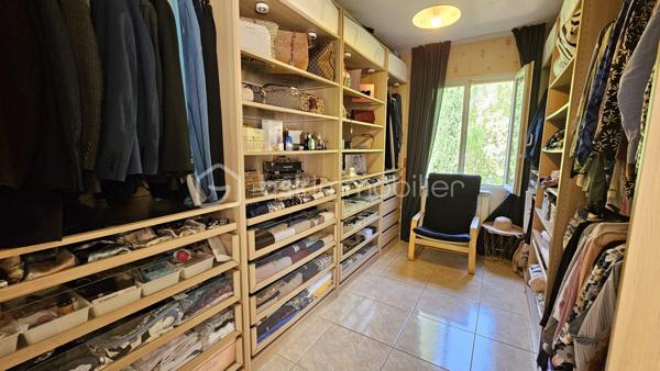 Votre conseillère Fabienne RIGAUD Bskimmobilier vous propose de découvrir cette magnifique maison familiale spacieuse et confortable d'environ 210 m², implantée sur un superbe terrain arboré de plus de 3000 m², avec piscine, garage et abris voiture.

Dès l'entrée, vous serez séduit par un vaste séjour lumineux, donnant sur une terrasse avec piscine, ainsi qu'une grande cuisine indépendante fonctionnelle.

La partie nuit se compose de :
Au rez de chaussé une chambre, une salle d'eau, wc avec lave main, un second salon, facilement aménageable en 6ᵉ chambre, bureau ou salle de jeux, offre un véritable potentiel d'évolution. Et un accès direct au garage.

A l'étage :
3 chambres, dont 2 avec terrasse privative,
une suite parentale avec salle de bain et sa propre terrasse.
Encore une salle d'eau, et un wc séparé avec lave main.

À l'extérieur, vous profiterez d'un magnifique terrain de plus de 3000 m² agrémenté d'une piscine, d'un abris voiture.
Un garage de 21 m² vient compléter les prestations de cette propriété.

Les plus de cette maison

✔ Maison familiale de 210 m²
✔ Terrain de 3 000m²
✔ Piscine
✔ Grand séjour lumineux
✔ Cuisine indépendante
✔ Jusqu'à 6 chambres possibles
✔ Climatisation dans toutes les pièces
✔ Adoucisseur d'eau
✔ 3 salles de bains
✔ Garage de 21 m²

Cette propriété réunit espace, confort moderne et qualité de vie. Elle conviendra parfaitement à une grande famille ou à toute personne recherchant une maison aux beaux volumes dans un cadre privilégié.

Une visite s'impose pour découvrir tout le potentiel de cette belle propriété ! Contactez Fabienne au 06 60 81 38 06 ou f.rigaud@bskimmobilier.com