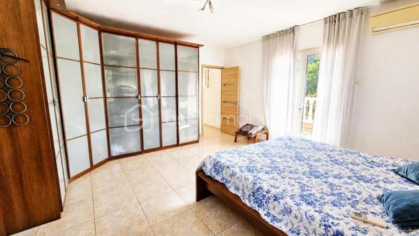 Votre conseillère Fabienne RIGAUD Bskimmobilier vous propose de découvrir cette magnifique maison familiale spacieuse et confortable d'environ 210 m², implantée sur un superbe terrain arboré de plus de 3000 m², avec piscine, garage et abris voiture.

Dès l'entrée, vous serez séduit par un vaste séjour lumineux, donnant sur une terrasse avec piscine, ainsi qu'une grande cuisine indépendante fonctionnelle.

La partie nuit se compose de :
Au rez de chaussé une chambre, une salle d'eau, wc avec lave main, un second salon, facilement aménageable en 6ᵉ chambre, bureau ou salle de jeux, offre un véritable potentiel d'évolution. Et un accès direct au garage.

A l'étage :
3 chambres, dont 2 avec terrasse privative,
une suite parentale avec salle de bain et sa propre terrasse.
Encore une salle d'eau, et un wc séparé avec lave main.

À l'extérieur, vous profiterez d'un magnifique terrain de plus de 3000 m² agrémenté d'une piscine, d'un abris voiture.
Un garage de 21 m² vient compléter les prestations de cette propriété.

Les plus de cette maison

✔ Maison familiale de 210 m²
✔ Terrain de 3 000m²
✔ Piscine
✔ Grand séjour lumineux
✔ Cuisine indépendante
✔ Jusqu'à 6 chambres possibles
✔ Climatisation dans toutes les pièces
✔ Adoucisseur d'eau
✔ 3 salles de bains
✔ Garage de 21 m²

Cette propriété réunit espace, confort moderne et qualité de vie. Elle conviendra parfaitement à une grande famille ou à toute personne recherchant une maison aux beaux volumes dans un cadre privilégié.

Une visite s'impose pour découvrir tout le potentiel de cette belle propriété ! Contactez Fabienne au 06 60 81 38 06 ou f.rigaud@bskimmobilier.com