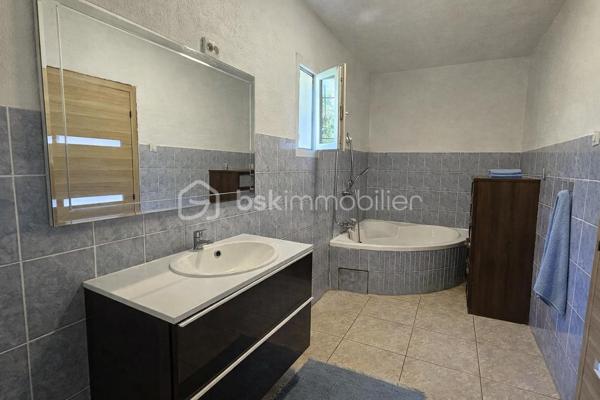 Votre conseillère Fabienne RIGAUD Bskimmobilier vous propose de découvrir cette magnifique maison familiale spacieuse et confortable d'environ 210 m², implantée sur un superbe terrain arboré de plus de 3000 m², avec piscine, garage et abris voiture.

Dès l'entrée, vous serez séduit par un vaste séjour lumineux, donnant sur une terrasse avec piscine, ainsi qu'une grande cuisine indépendante fonctionnelle.

La partie nuit se compose de :
Au rez de chaussé une chambre, une salle d'eau, wc avec lave main, un second salon, facilement aménageable en 6ᵉ chambre, bureau ou salle de jeux, offre un véritable potentiel d'évolution. Et un accès direct au garage.

A l'étage :
3 chambres, dont 2 avec terrasse privative,
une suite parentale avec salle de bain et sa propre terrasse.
Encore une salle d'eau, et un wc séparé avec lave main.

À l'extérieur, vous profiterez d'un magnifique terrain de plus de 3000 m² agrémenté d'une piscine, d'un abris voiture.
Un garage de 21 m² vient compléter les prestations de cette propriété.

Les plus de cette maison

✔ Maison familiale de 210 m²
✔ Terrain de 3 000m²
✔ Piscine
✔ Grand séjour lumineux
✔ Cuisine indépendante
✔ Jusqu'à 6 chambres possibles
✔ Climatisation dans toutes les pièces
✔ Adoucisseur d'eau
✔ 3 salles de bains
✔ Garage de 21 m²

Cette propriété réunit espace, confort moderne et qualité de vie. Elle conviendra parfaitement à une grande famille ou à toute personne recherchant une maison aux beaux volumes dans un cadre privilégié.

Une visite s'impose pour découvrir tout le potentiel de cette belle propriété ! Contactez Fabienne au 06 60 81 38 06 ou f.rigaud@bskimmobilier.com