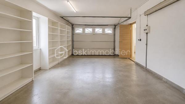 Votre conseillère Fabienne RIGAUD Bskimmobilier vous propose de découvrir cette magnifique maison familiale spacieuse et confortable d'environ 210 m², implantée sur un superbe terrain arboré de plus de 3000 m², avec piscine, garage et abris voiture.

Dès l'entrée, vous serez séduit par un vaste séjour lumineux, donnant sur une terrasse avec piscine, ainsi qu'une grande cuisine indépendante fonctionnelle.

La partie nuit se compose de :
Au rez de chaussé une chambre, une salle d'eau, wc avec lave main, un second salon, facilement aménageable en 6ᵉ chambre, bureau ou salle de jeux, offre un véritable potentiel d'évolution. Et un accès direct au garage.

A l'étage :
3 chambres, dont 2 avec terrasse privative,
une suite parentale avec salle de bain et sa propre terrasse.
Encore une salle d'eau, et un wc séparé avec lave main.

À l'extérieur, vous profiterez d'un magnifique terrain de plus de 3000 m² agrémenté d'une piscine, d'un abris voiture.
Un garage de 21 m² vient compléter les prestations de cette propriété.

Les plus de cette maison

✔ Maison familiale de 210 m²
✔ Terrain de 3 000m²
✔ Piscine
✔ Grand séjour lumineux
✔ Cuisine indépendante
✔ Jusqu'à 6 chambres possibles
✔ Climatisation dans toutes les pièces
✔ Adoucisseur d'eau
✔ 3 salles de bains
✔ Garage de 21 m²

Cette propriété réunit espace, confort moderne et qualité de vie. Elle conviendra parfaitement à une grande famille ou à toute personne recherchant une maison aux beaux volumes dans un cadre privilégié.

Une visite s'impose pour découvrir tout le potentiel de cette belle propriété ! Contactez Fabienne au 06 60 81 38 06 ou f.rigaud@bskimmobilier.com