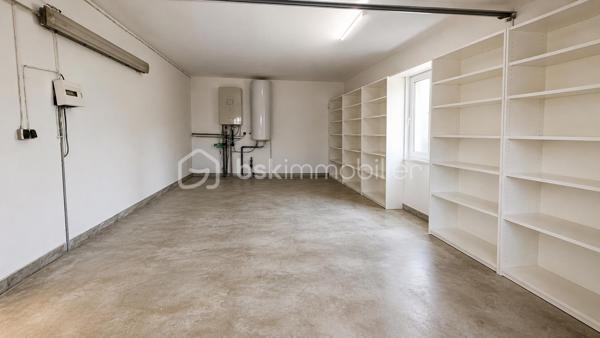 Votre conseillère Fabienne RIGAUD Bskimmobilier vous propose de découvrir cette magnifique maison familiale spacieuse et confortable d'environ 210 m², implantée sur un superbe terrain arboré de plus de 3000 m², avec piscine, garage et abris voiture.

Dès l'entrée, vous serez séduit par un vaste séjour lumineux, donnant sur une terrasse avec piscine, ainsi qu'une grande cuisine indépendante fonctionnelle.

La partie nuit se compose de :
Au rez de chaussé une chambre, une salle d'eau, wc avec lave main, un second salon, facilement aménageable en 6ᵉ chambre, bureau ou salle de jeux, offre un véritable potentiel d'évolution. Et un accès direct au garage.

A l'étage :
3 chambres, dont 2 avec terrasse privative,
une suite parentale avec salle de bain et sa propre terrasse.
Encore une salle d'eau, et un wc séparé avec lave main.

À l'extérieur, vous profiterez d'un magnifique terrain de plus de 3000 m² agrémenté d'une piscine, d'un abris voiture.
Un garage de 21 m² vient compléter les prestations de cette propriété.

Les plus de cette maison

✔ Maison familiale de 210 m²
✔ Terrain de 3 000m²
✔ Piscine
✔ Grand séjour lumineux
✔ Cuisine indépendante
✔ Jusqu'à 6 chambres possibles
✔ Climatisation dans toutes les pièces
✔ Adoucisseur d'eau
✔ 3 salles de bains
✔ Garage de 21 m²

Cette propriété réunit espace, confort moderne et qualité de vie. Elle conviendra parfaitement à une grande famille ou à toute personne recherchant une maison aux beaux volumes dans un cadre privilégié.

Une visite s'impose pour découvrir tout le potentiel de cette belle propriété ! Contactez Fabienne au 06 60 81 38 06 ou f.rigaud@bskimmobilier.com