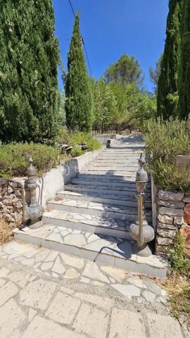 Votre conseillère Fabienne RIGAUD Bskimmobilier vous propose de découvrir cette magnifique maison familiale spacieuse et confortable d'environ 210 m², implantée sur un superbe terrain arboré de plus de 3000 m², avec piscine, garage et abris voiture.

Dès l'entrée, vous serez séduit par un vaste séjour lumineux, donnant sur une terrasse avec piscine, ainsi qu'une grande cuisine indépendante fonctionnelle.

La partie nuit se compose de :
Au rez de chaussé une chambre, une salle d'eau, wc avec lave main, un second salon, facilement aménageable en 6ᵉ chambre, bureau ou salle de jeux, offre un véritable potentiel d'évolution. Et un accès direct au garage.

A l'étage :
3 chambres, dont 2 avec terrasse privative,
une suite parentale avec salle de bain et sa propre terrasse.
Encore une salle d'eau, et un wc séparé avec lave main.

À l'extérieur, vous profiterez d'un magnifique terrain de plus de 3000 m² agrémenté d'une piscine, d'un abris voiture.
Un garage de 21 m² vient compléter les prestations de cette propriété.

Les plus de cette maison

✔ Maison familiale de 210 m²
✔ Terrain de 3 000m²
✔ Piscine
✔ Grand séjour lumineux
✔ Cuisine indépendante
✔ Jusqu'à 6 chambres possibles
✔ Climatisation dans toutes les pièces
✔ Adoucisseur d'eau
✔ 3 salles de bains
✔ Garage de 21 m²

Cette propriété réunit espace, confort moderne et qualité de vie. Elle conviendra parfaitement à une grande famille ou à toute personne recherchant une maison aux beaux volumes dans un cadre privilégié.

Une visite s'impose pour découvrir tout le potentiel de cette belle propriété ! Contactez Fabienne au 06 60 81 38 06 ou f.rigaud@bskimmobilier.com