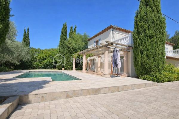 Votre conseillère Fabienne RIGAUD Bskimmobilier vous propose de découvrir cette magnifique maison familiale spacieuse et confortable d'environ 210 m², implantée sur un superbe terrain arboré de plus de 3000 m², avec piscine, garage et abris voiture.

Dès l'entrée, vous serez séduit par un vaste séjour lumineux, donnant sur une terrasse avec piscine, ainsi qu'une grande cuisine indépendante fonctionnelle.

La partie nuit se compose de :
Au rez de chaussé une chambre, une salle d'eau, wc avec lave main, un second salon, facilement aménageable en 6ᵉ chambre, bureau ou salle de jeux, offre un véritable potentiel d'évolution. Et un accès direct au garage.

A l'étage :
3 chambres, dont 2 avec terrasse privative,
une suite parentale avec salle de bain et sa propre terrasse.
Encore une salle d'eau, et un wc séparé avec lave main.

À l'extérieur, vous profiterez d'un magnifique terrain de plus de 3000 m² agrémenté d'une piscine, d'un abris voiture.
Un garage de 21 m² vient compléter les prestations de cette propriété.

Les plus de cette maison

✔ Maison familiale de 210 m²
✔ Terrain de 3 000m²
✔ Piscine
✔ Grand séjour lumineux
✔ Cuisine indépendante
✔ Jusqu'à 6 chambres possibles
✔ Climatisation dans toutes les pièces
✔ Adoucisseur d'eau
✔ 3 salles de bains
✔ Garage de 21 m²

Cette propriété réunit espace, confort moderne et qualité de vie. Elle conviendra parfaitement à une grande famille ou à toute personne recherchant une maison aux beaux volumes dans un cadre privilégié.

Une visite s'impose pour découvrir tout le potentiel de cette belle propriété ! Contactez Fabienne au 06 60 81 38 06 ou f.rigaud@bskimmobilier.com
