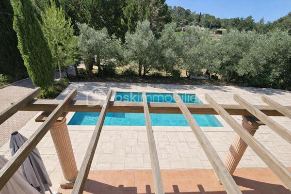 Votre conseillère Fabienne RIGAUD Bskimmobilier vous propose de découvrir cette magnifique maison familiale spacieuse et confortable d'environ 210 m², implantée sur un superbe terrain arboré de plus de 3000 m², avec piscine, garage et abris voiture.

Dès l'entrée, vous serez séduit par un vaste séjour lumineux, donnant sur une terrasse avec piscine, ainsi qu'une grande cuisine indépendante fonctionnelle.

La partie nuit se compose de :
Au rez de chaussé une chambre, une salle d'eau, wc avec lave main, un second salon, facilement aménageable en 6ᵉ chambre, bureau ou salle de jeux, offre un véritable potentiel d'évolution. Et un accès direct au garage.

A l'étage :
3 chambres, dont 2 avec terrasse privative,
une suite parentale avec salle de bain et sa propre terrasse.
Encore une salle d'eau, et un wc séparé avec lave main.

À l'extérieur, vous profiterez d'un magnifique terrain de plus de 3000 m² agrémenté d'une piscine, d'un abris voiture.
Un garage de 21 m² vient compléter les prestations de cette propriété.

Les plus de cette maison

✔ Maison familiale de 210 m²
✔ Terrain de 3 000m²
✔ Piscine
✔ Grand séjour lumineux
✔ Cuisine indépendante
✔ Jusqu'à 6 chambres possibles
✔ Climatisation dans toutes les pièces
✔ Adoucisseur d'eau
✔ 3 salles de bains
✔ Garage de 21 m²

Cette propriété réunit espace, confort moderne et qualité de vie. Elle conviendra parfaitement à une grande famille ou à toute personne recherchant une maison aux beaux volumes dans un cadre privilégié.

Une visite s'impose pour découvrir tout le potentiel de cette belle propriété ! Contactez Fabienne au 06 60 81 38 06 ou f.rigaud@bskimmobilier.com