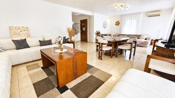 Votre conseillère Fabienne RIGAUD Bskimmobilier vous propose de découvrir cette magnifique maison familiale spacieuse et confortable d'environ 210 m², implantée sur un superbe terrain arboré de plus de 3000 m², avec piscine, garage et abris voiture.

Dès l'entrée, vous serez séduit par un vaste séjour lumineux, donnant sur une terrasse avec piscine, ainsi qu'une grande cuisine indépendante fonctionnelle.

La partie nuit se compose de :
Au rez de chaussé une chambre, une salle d'eau, wc avec lave main, un second salon, facilement aménageable en 6ᵉ chambre, bureau ou salle de jeux, offre un véritable potentiel d'évolution. Et un accès direct au garage.

A l'étage :
3 chambres, dont 2 avec terrasse privative,
une suite parentale avec salle de bain et sa propre terrasse.
Encore une salle d'eau, et un wc séparé avec lave main.

À l'extérieur, vous profiterez d'un magnifique terrain de plus de 3000 m² agrémenté d'une piscine, d'un abris voiture.
Un garage de 21 m² vient compléter les prestations de cette propriété.

Les plus de cette maison

✔ Maison familiale de 210 m²
✔ Terrain de 3 000m²
✔ Piscine
✔ Grand séjour lumineux
✔ Cuisine indépendante
✔ Jusqu'à 6 chambres possibles
✔ Climatisation dans toutes les pièces
✔ Adoucisseur d'eau
✔ 3 salles de bains
✔ Garage de 21 m²

Cette propriété réunit espace, confort moderne et qualité de vie. Elle conviendra parfaitement à une grande famille ou à toute personne recherchant une maison aux beaux volumes dans un cadre privilégié.

Une visite s'impose pour découvrir tout le potentiel de cette belle propriété ! Contactez Fabienne au 06 60 81 38 06 ou f.rigaud@bskimmobilier.com
