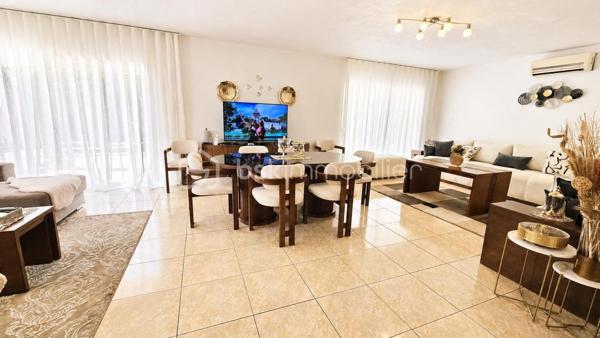 Votre conseillère Fabienne RIGAUD Bskimmobilier vous propose de découvrir cette magnifique maison familiale spacieuse et confortable d'environ 210 m², implantée sur un superbe terrain arboré de plus de 3000 m², avec piscine, garage et abris voiture.

Dès l'entrée, vous serez séduit par un vaste séjour lumineux, donnant sur une terrasse avec piscine, ainsi qu'une grande cuisine indépendante fonctionnelle.

La partie nuit se compose de :
Au rez de chaussé une chambre, une salle d'eau, wc avec lave main, un second salon, facilement aménageable en 6ᵉ chambre, bureau ou salle de jeux, offre un véritable potentiel d'évolution. Et un accès direct au garage.

A l'étage :
3 chambres, dont 2 avec terrasse privative,
une suite parentale avec salle de bain et sa propre terrasse.
Encore une salle d'eau, et un wc séparé avec lave main.

À l'extérieur, vous profiterez d'un magnifique terrain de plus de 3000 m² agrémenté d'une piscine, d'un abris voiture.
Un garage de 21 m² vient compléter les prestations de cette propriété.

Les plus de cette maison

✔ Maison familiale de 210 m²
✔ Terrain de 3 000m²
✔ Piscine
✔ Grand séjour lumineux
✔ Cuisine indépendante
✔ Jusqu'à 6 chambres possibles
✔ Climatisation dans toutes les pièces
✔ Adoucisseur d'eau
✔ 3 salles de bains
✔ Garage de 21 m²

Cette propriété réunit espace, confort moderne et qualité de vie. Elle conviendra parfaitement à une grande famille ou à toute personne recherchant une maison aux beaux volumes dans un cadre privilégié.

Une visite s'impose pour découvrir tout le potentiel de cette belle propriété ! Contactez Fabienne au 06 60 81 38 06 ou f.rigaud@bskimmobilier.com