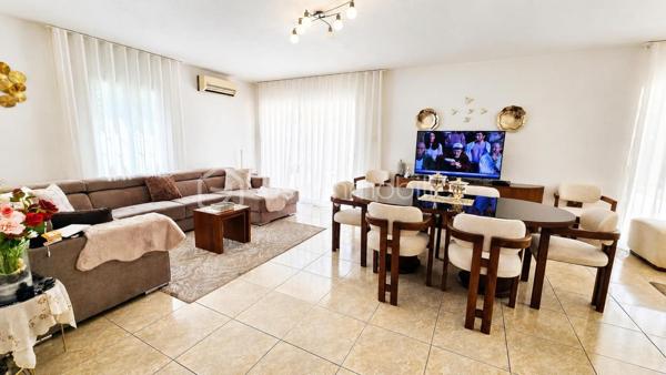 Votre conseillère Fabienne RIGAUD Bskimmobilier vous propose de découvrir cette magnifique maison familiale spacieuse et confortable d'environ 210 m², implantée sur un superbe terrain arboré de plus de 3000 m², avec piscine, garage et abris voiture.

Dès l'entrée, vous serez séduit par un vaste séjour lumineux, donnant sur une terrasse avec piscine, ainsi qu'une grande cuisine indépendante fonctionnelle.

La partie nuit se compose de :
Au rez de chaussé une chambre, une salle d'eau, wc avec lave main, un second salon, facilement aménageable en 6ᵉ chambre, bureau ou salle de jeux, offre un véritable potentiel d'évolution. Et un accès direct au garage.

A l'étage :
3 chambres, dont 2 avec terrasse privative,
une suite parentale avec salle de bain et sa propre terrasse.
Encore une salle d'eau, et un wc séparé avec lave main.

À l'extérieur, vous profiterez d'un magnifique terrain de plus de 3000 m² agrémenté d'une piscine, d'un abris voiture.
Un garage de 21 m² vient compléter les prestations de cette propriété.

Les plus de cette maison

✔ Maison familiale de 210 m²
✔ Terrain de 3 000m²
✔ Piscine
✔ Grand séjour lumineux
✔ Cuisine indépendante
✔ Jusqu'à 6 chambres possibles
✔ Climatisation dans toutes les pièces
✔ Adoucisseur d'eau
✔ 3 salles de bains
✔ Garage de 21 m²

Cette propriété réunit espace, confort moderne et qualité de vie. Elle conviendra parfaitement à une grande famille ou à toute personne recherchant une maison aux beaux volumes dans un cadre privilégié.

Une visite s'impose pour découvrir tout le potentiel de cette belle propriété ! Contactez Fabienne au 06 60 81 38 06 ou f.rigaud@bskimmobilier.com